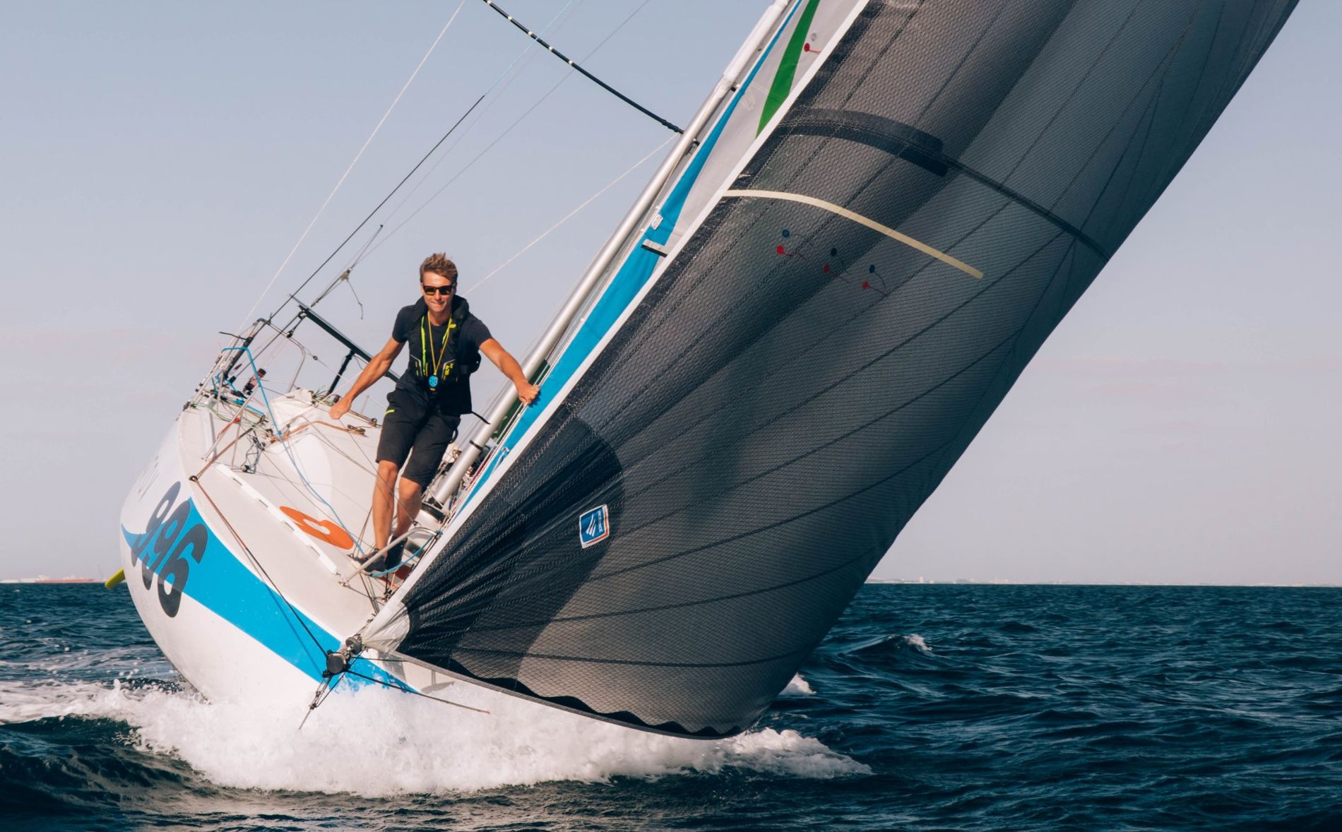 Le bateau d’Amaury Guérin dans les vagues